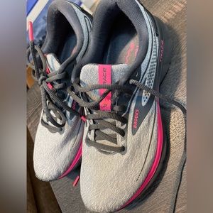 Women’s Brooks 7.5